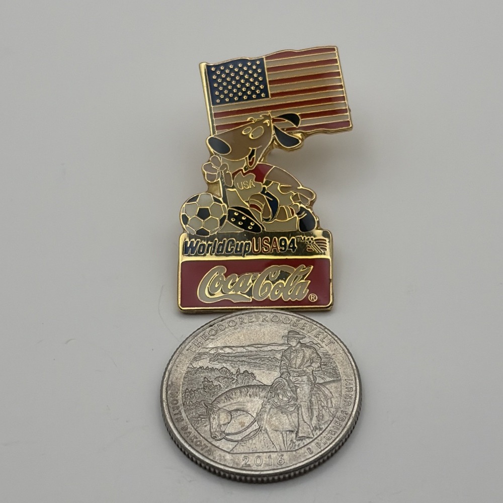 1994 USA World Cup Coca-Cola Stryker Dog Mascot American Flag Lapel Hat Pin - Picture 2 of 3